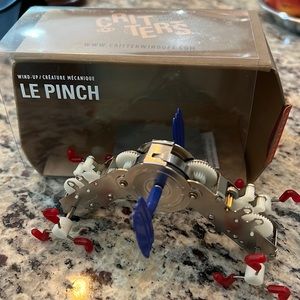 Le Pinch Wind-Up Toy